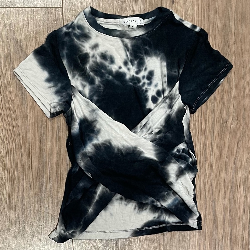 socialite | cross front t